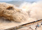В Китае взорвали плотину на реке Хуанхэ. Масштабные фото