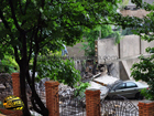 В Одессе стена рухнула прямо на автомобиль. Фото