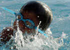Американский мальчик, несмотря на отсутствие ног и руки, занял на соревнованиях по плаванию второе место. Фото