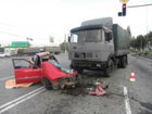 На Донбассе огромный грузовик размазал по асфальту «Ауди». Шансов выжить у людей не было. Фото