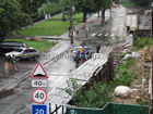 В Киеве непогода повалила забор прямо на машину. Фото