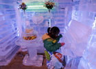 Корейцы спасаются от жары в ледяной галерее. Фото