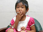 После несчастного случая трехлетняя китаянка начала пить пиво и курить