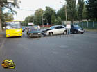 В Киеве из-за нелепой случайности разбились «ВАЗ» и «Мазда». Фото
