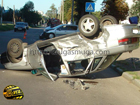 В Житомире водитель «Пежо» не заметил знака «STOP». В результате пострадала женщина и ребенок. Фото