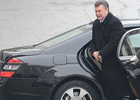 Янукович гоняет по Глухову на кабриолете «Победа»