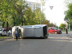 В Киеве «Лада Калина» умудрилась перевернуть огромный пикап. Фото