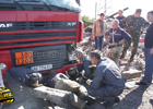 На Луганщине поезд отбросил грузовик с цистерной на домик дежурного. Под обломками погибла женщина. Фото