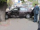 В Киеве девушка на «Ниссане» припарковала чужой «Хюндай» прямо в дерево. Фото