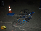 В Киеве велосипедист взял на таран легковушку. И получил серьезную травму. Фото