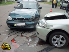 Пожилой киевлянин из-за банальной невнимательности разбил «Дэу» и ранил женщину-водителя. Фото
