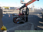 Киев. Мотоциклист от всей души ударил иномарку в зад. Фото