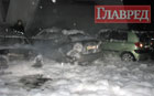 И снова в Киеве пылают машины. Во дворе жилого дома дотла сгорели несколько авто. Фото