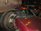 В Харькове «КрАЗ», сдавая назад, раздавил сразу шесть машин. Фото