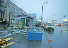 Киев. Внедорожник влетел в киоск на остановке. И убил продавщицу. Фото