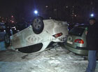 Киев. Иномарка упала с 4-метровой высоты на автостоянку. Фото
