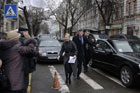 Культура. Тимошенко приклеила пожеванную жвачку к своей папке. Фото