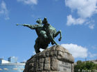 В Киеве еще один беспредельщик напал с ледорубом на монумент Хмельницкому