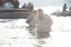 Крещенские купания по-запорожски. Верующие прыгали в Днепр с 40-метрового моста. Фото