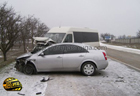 В Крыму женщина за рулем легковушки разбила парочку машин и свою бровь. Фото