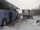 На Донбассе автобус влетел сразу в два грузовика. Три человека погибли. Фото