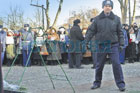 Чтобы не пришибло. К приезду Януковича в Харькове венки приковали цепями. Фото