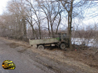 На Харьковщине дерзкий автобус сбросил в кювет большой грузовик. Фото