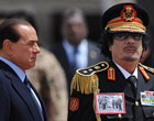 Он такой разный... Самые безумные наряды Каддафи. Фото
