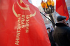 Колонна коммунистов движется к Европейской площади