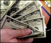 На выходные гривна ушла, показав нос доллару, евро и рублю