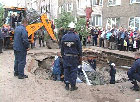 В Киеве под землю провалился крутой внедорожник. Фото