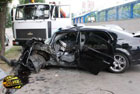 В Киеве «Тойота» на большой скорости врезалась в стену подземного перехода. От машины осталась лишь груда металла. Фото