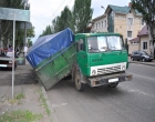 В Николаеве у грузовика на полном ходу оторвался груженый прицеп. Фото