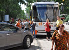 В Донецке пассажиры трамвая на руках унесли машину, перегородившую им путь. Фото