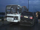 В Днепропетровске крутой джип на полном ходу протаранил переполненный автобус. Фото