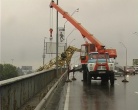 Столичный камикадзе умудрился уронить строительный кран на Южный мост. Фото