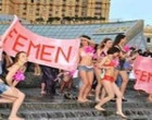 В борьбе с пенсионной реформой, к Femen начали присоединяться киевские пенсионерки. Видео