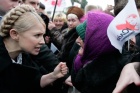 Тимошенко пришла в суд с белыми розами. Уж, не для Киреева ли?