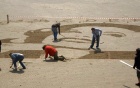 Художник умудрился превратить пляж в собственную мастерскую. Фото