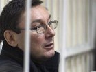 Пребывая в суде одновременно с Тимошенко, Луценко пытается хоть как-то привлечь к себе немного внимания
