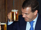 Януковичу на заметку. Медведев приравнял пиво к алкоголю и запретил его продажу в киосках и на остановках общественного транспорта