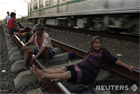 Народная медицина, однако. Жители Индонезии ложатся на железнодорожные рельсы, чтобы изгнать из тела недуг. Фото