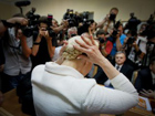 Тимошенко продолжает корчить из себя школьницу-двоечницу: шушукается, вертится, играется с мобилкой
