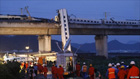 Трагедия в Китае: скоростной поезд слетел с моста. Более 30 погибших. Фото