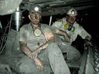 Макеевские шахтеры, оказавшиеся под завалом, перестукиваются со спасателями