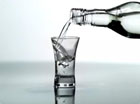 Наивный Азаров верит, что подорожание водки заставит людей меньше пить. Скорее – меньше кушать