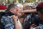 Кровь, слезы и проклятия. Как Тимошенко увозили в СИЗО. Фото