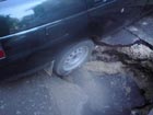 В Одессе на платной стоянке автомобиль провалился под землю. Фото