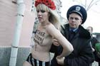 Под Печерским судом две активистки FEMEN залезли на крышу автозака и устроили топлесс-шоу