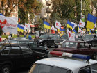 «Мерседесы», «Фольксвагены» и «Жигули». Фанаты Тимошенко забили на Крещатике не только тротуар, но и проезжую часть. Фото